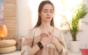 mujer con ojos cerrados meditando