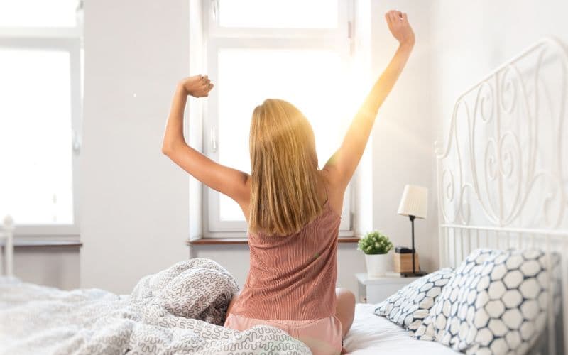 mujer sobre una cama sentada