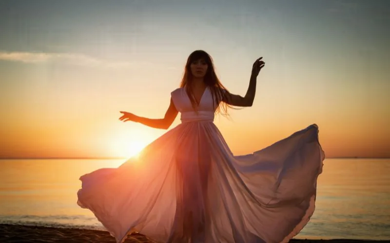 una mujer en el mar