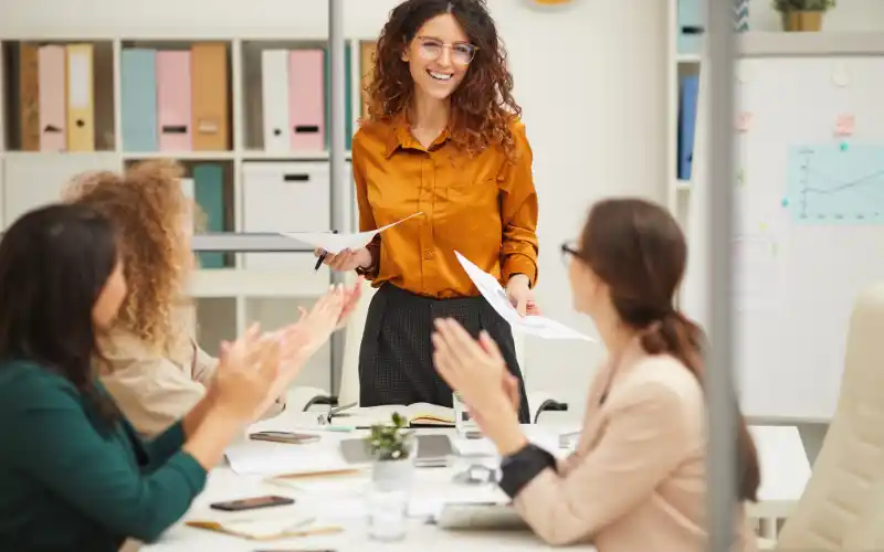 4 chicas en una reunion de trabajo