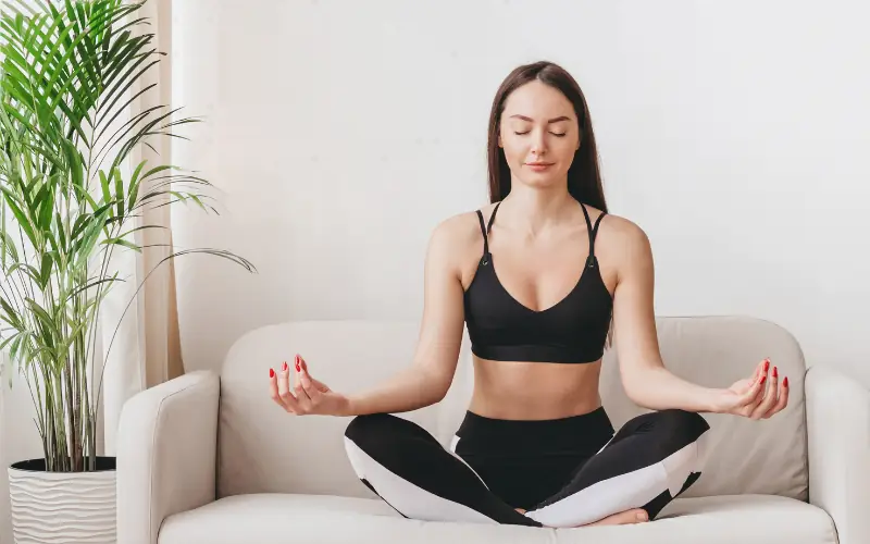 una mujer meditando